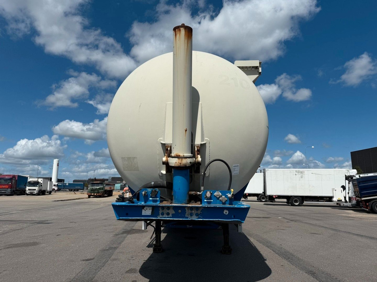 Feldbinder 3 axle 63 m3 Silo trailer Feldbinder 3 axle 63 m3 Silo trailer - Silo cisterna: slika 5 Feldbinder 3 axle 63 m3 Silo trailer Feldbinder 3 axle 63 m3 Silo trailer - Silo cisterna: slika 5