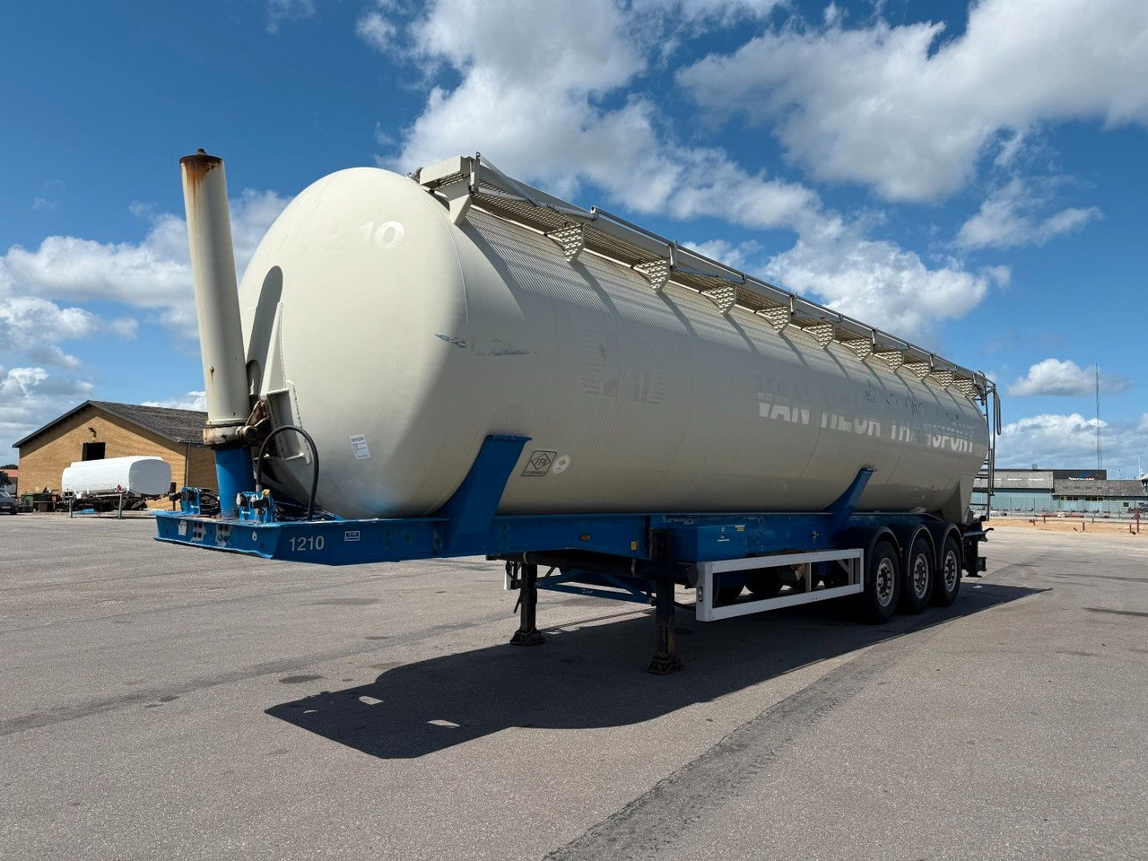 Feldbinder 3 axle 63 m3 Silo trailer Feldbinder 3 axle 63 m3 Silo trailer - Silo cisterna: slika 1 Feldbinder 3 axle 63 m3 Silo trailer Feldbinder 3 axle 63 m3 Silo trailer - Silo cisterna: slika 1