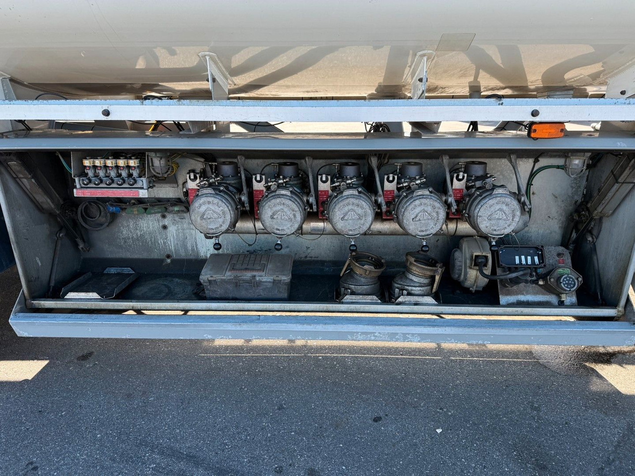 HMK Bilcon 27.000 l. ADR 5 compartment - Prikolica cisterna: slika 5 HMK Bilcon 27.000 l. ADR 5 compartment - Prikolica cisterna: slika 5