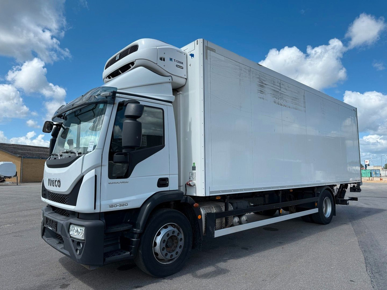 Iveco 180E32 4x2 Schmitz / Thermo King T-1200R Spectru Iveco 180E32 4x2 Schmitz / Thermo King T-1200R Spectru - Hladnjača: slika 1 Iveco 180E32 4x2 Schmitz / Thermo King T-1200R Spectru Iveco 180E32 4x2 Schmitz / Thermo King T-1200R Spectru - Hladnjača: slika 1