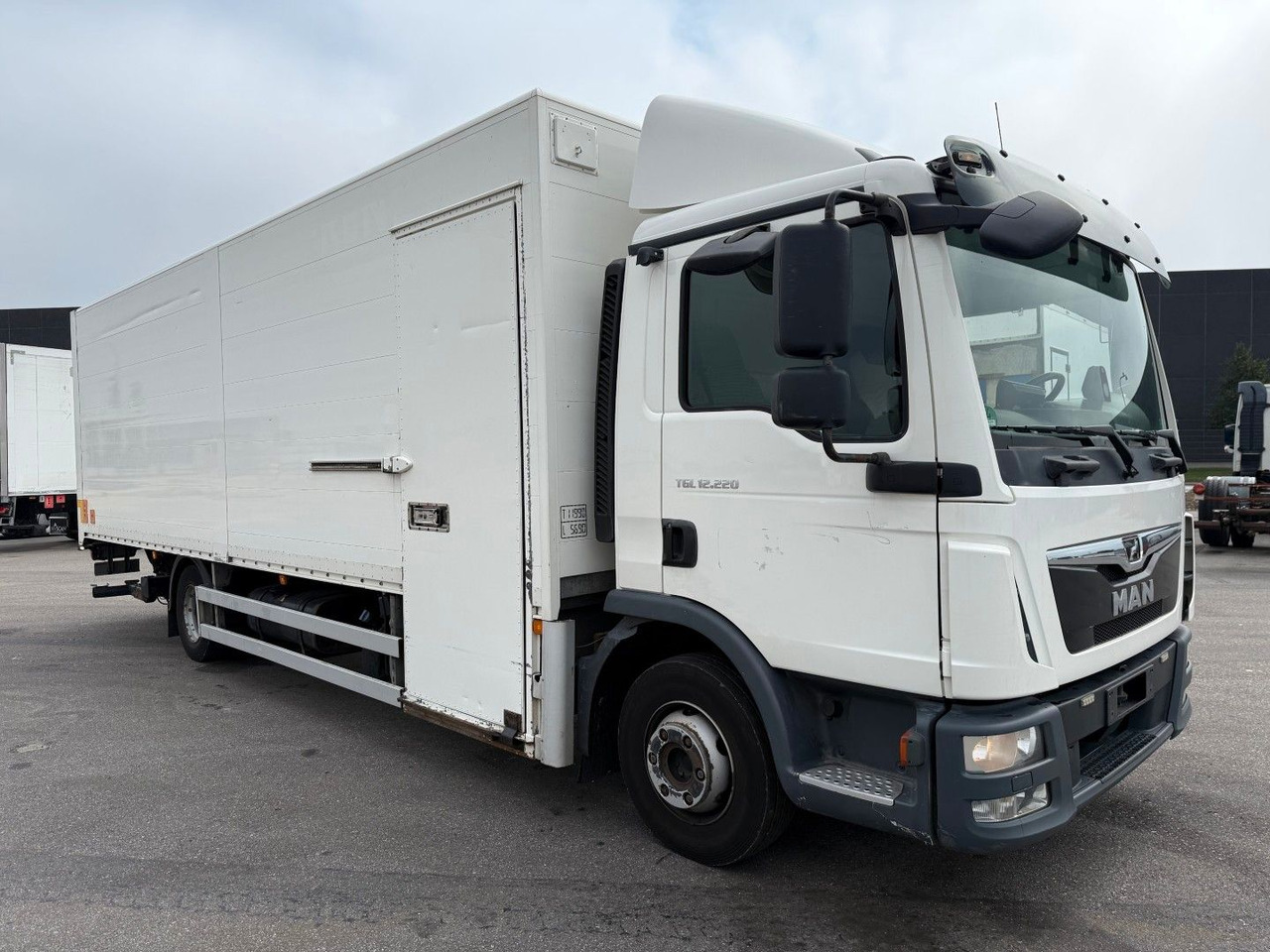 MAN TGL 12.220 4x2 Euro 6 Koffer - Kamion sa zatvorenim sandukom: slika 2 MAN TGL 12.220 4x2 Euro 6 Koffer - Kamion sa zatvorenim sandukom: slika 2