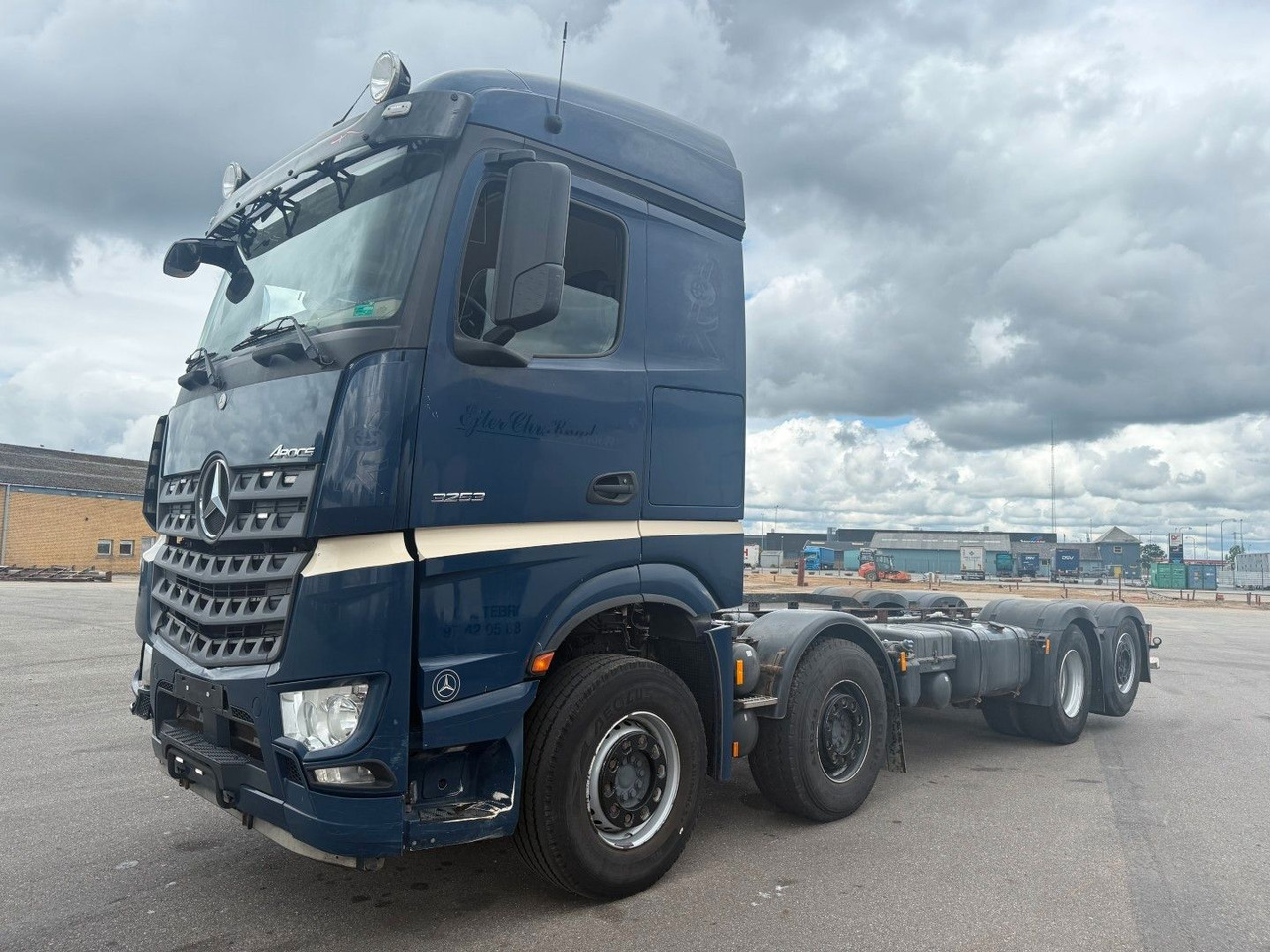 Mercedes-Benz Arocs 3253 8x26 Euro 6 Chassis / Fahrgestell - Kamion sa golom šasijom i zatvorenom kabinom: slika 1 Mercedes-Benz Arocs 3253 8x26 Euro 6 Chassis / Fahrgestell - Kamion sa golom šasijom i zatvorenom kabinom: slika 1