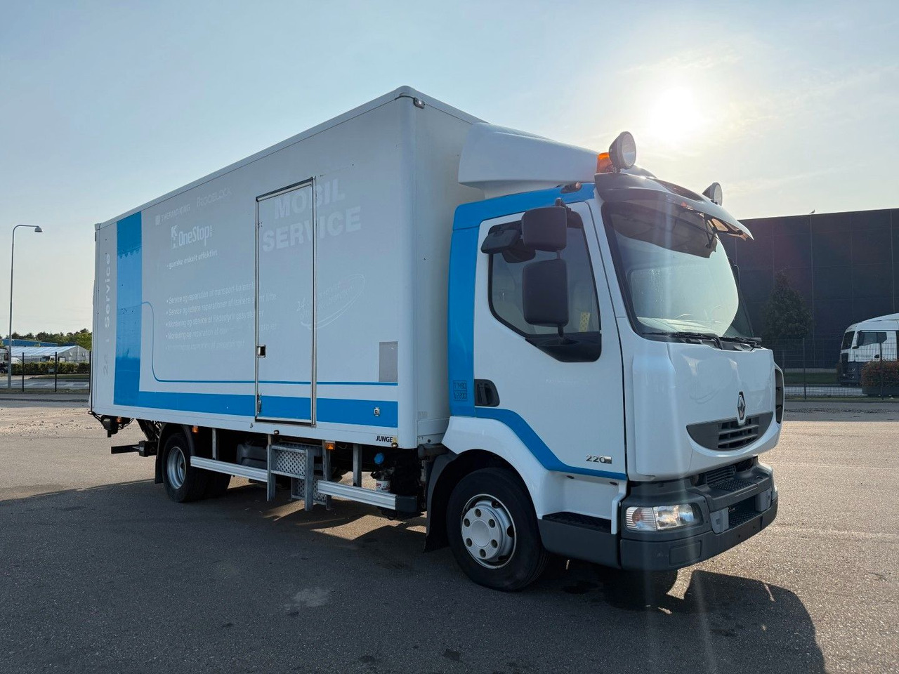 Renault Midlum 220 DXI 4x2 6.0 Box / Koffer - Kamion sa zatvorenim sandukom: slika 2 Renault Midlum 220 DXI 4x2 6.0 Box / Koffer - Kamion sa zatvorenim sandukom: slika 2
