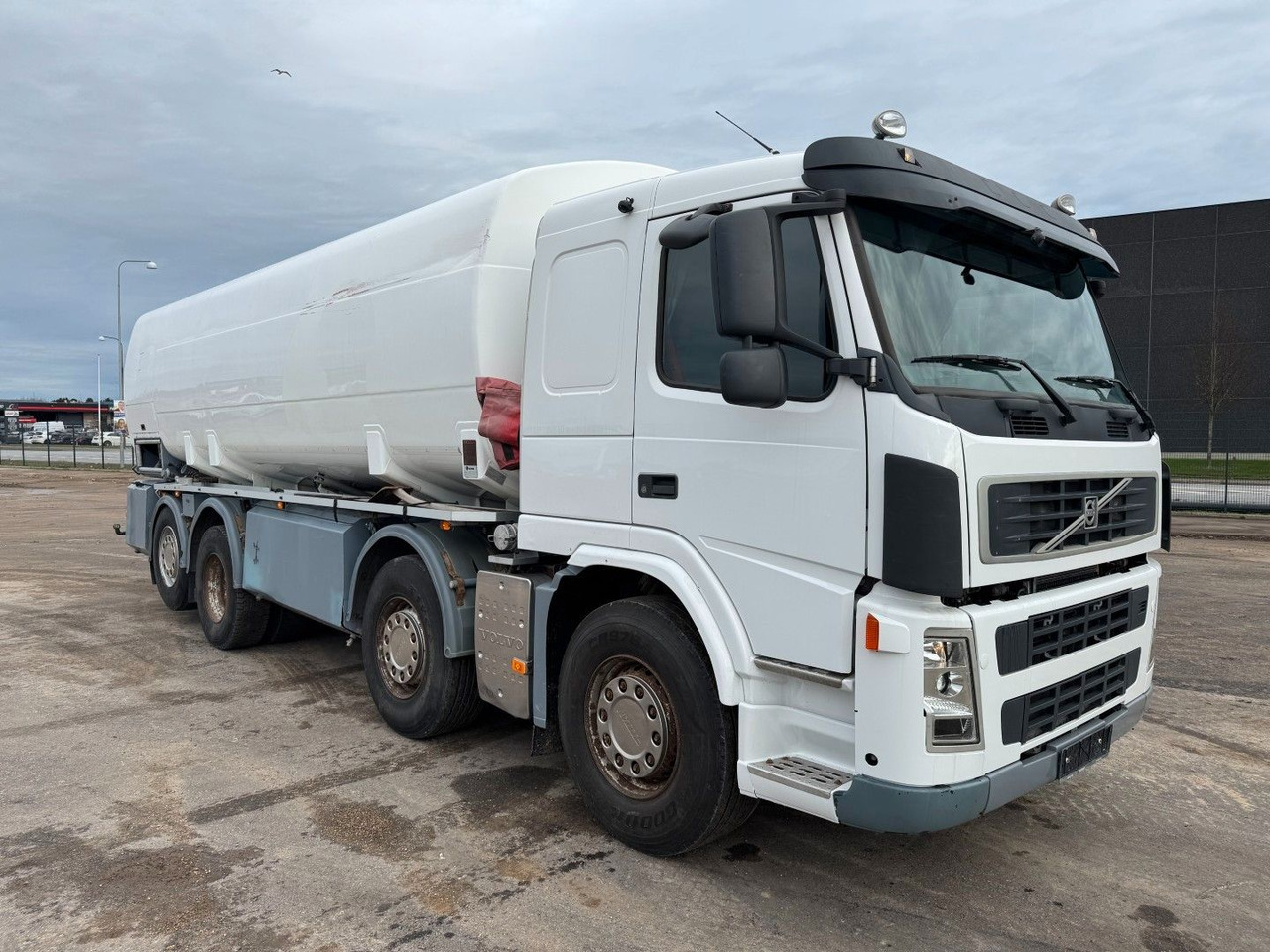 Volvo FM 440 8x2*6 24.000 l. ADR Tanktruck - Kamion cisterna: slika 2 Volvo FM 440 8x2*6 24.000 l. ADR Tanktruck - Kamion cisterna: slika 2