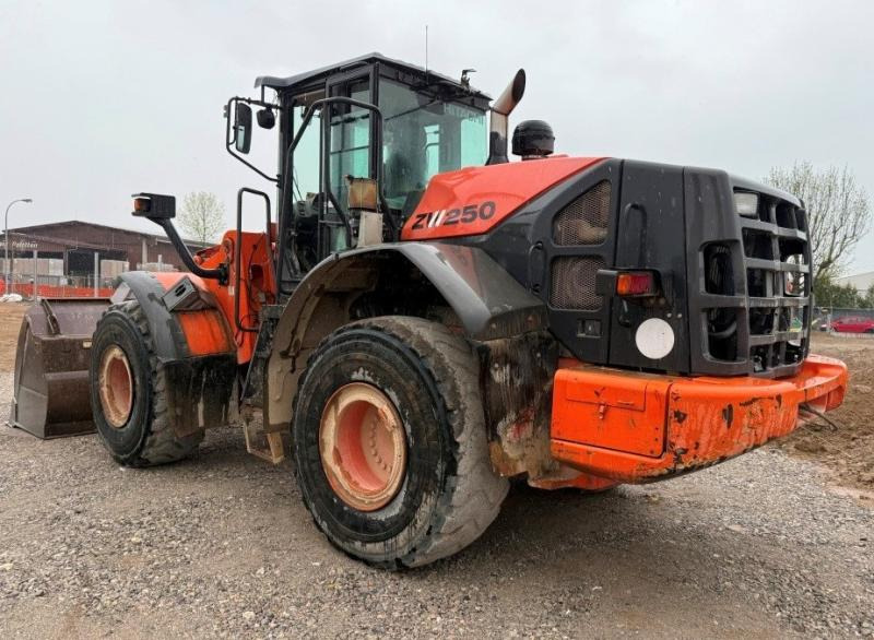 Hitachi ZW250-5B - Utovarivač točkaš: slika 1 Hitachi ZW250-5B - Utovarivač točkaš: slika 1