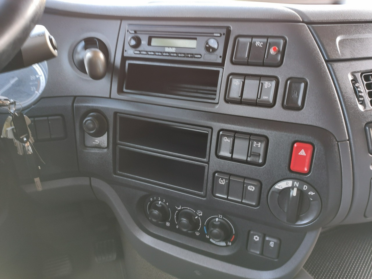 Tegljač DAF XF 106.460 Euro 6 LowDeck Mega: slika 25