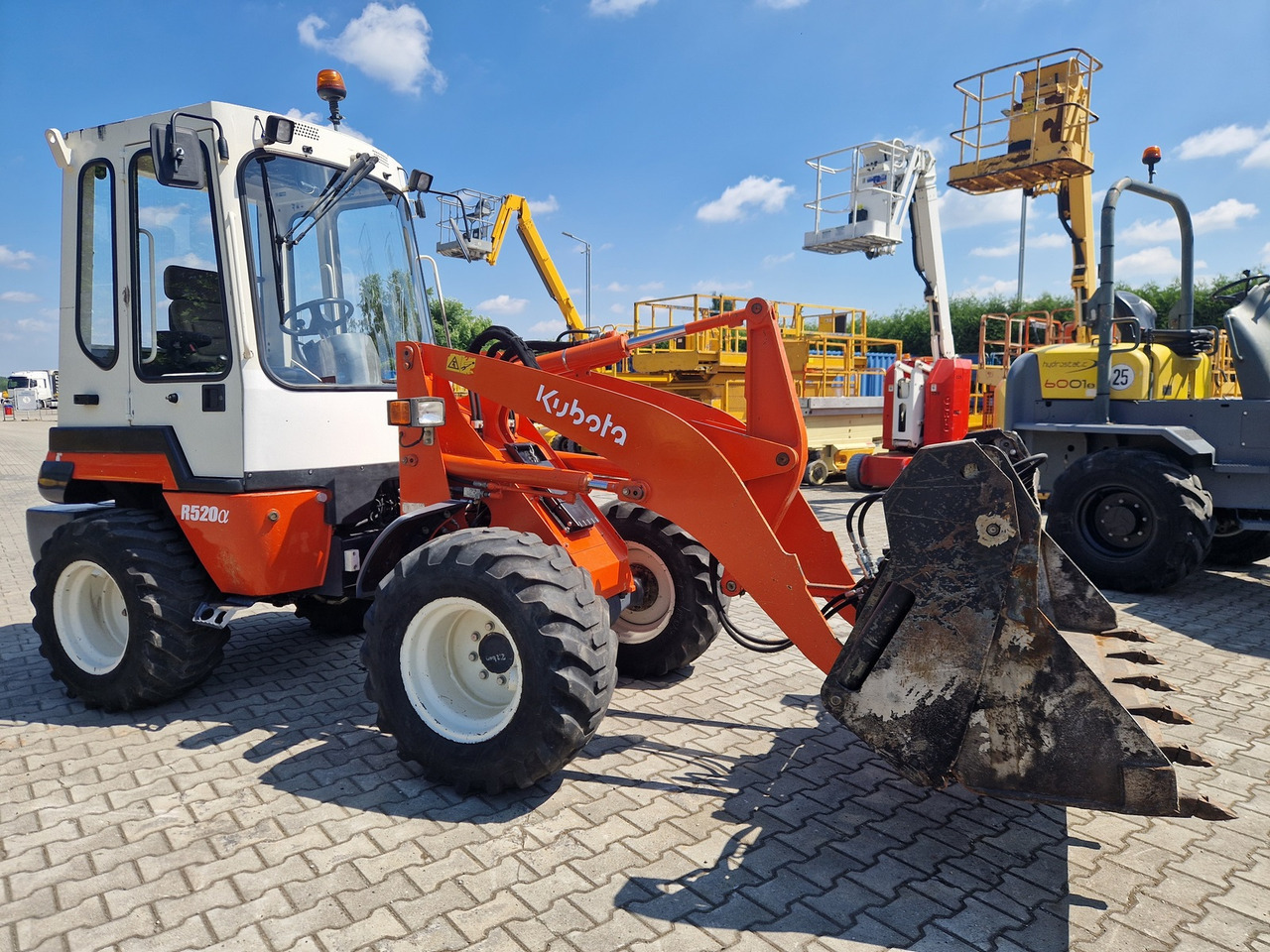 KUBOTA R520N - Utovarivač točkaš: slika 4 KUBOTA R520N - Utovarivač točkaš: slika 4