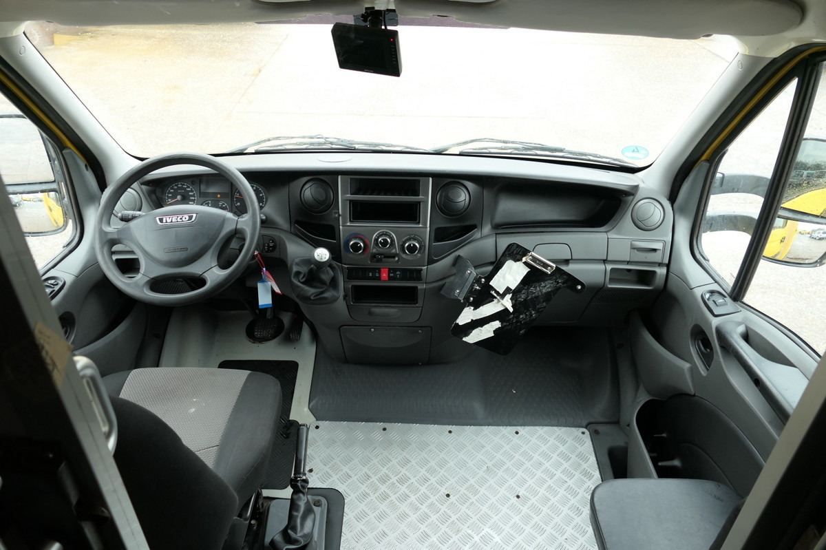 Interior photo 1: Dostavno vozilo sa zatvorenim sandukom IVECO Daily 35 S11 C30C AUTOMATIK KAMERA Regale LUFT D