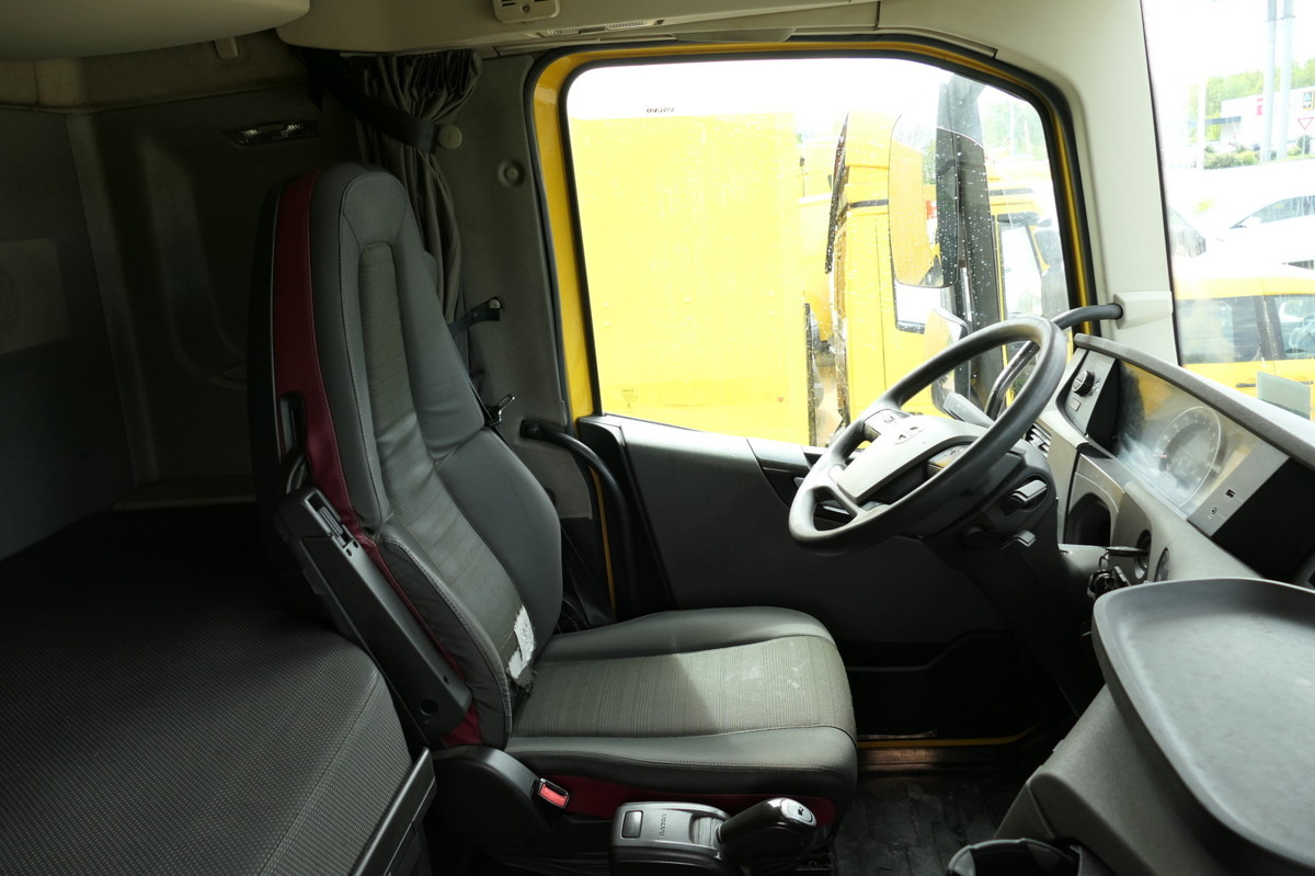 Interior photo 1: Kamion za prevoz kontejnera/ Kamion sa promenjivim sandukom VOLVO FH 26.420 6x2 BDF LBW KLIMA AHK