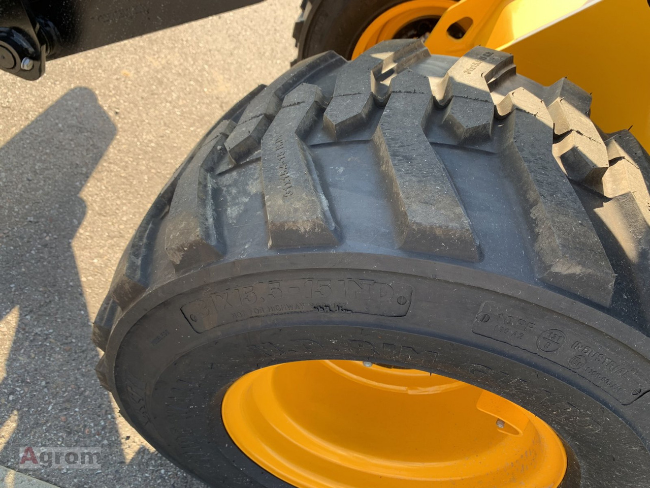 Zglobni utovarivač novi JCB 403: slika 14