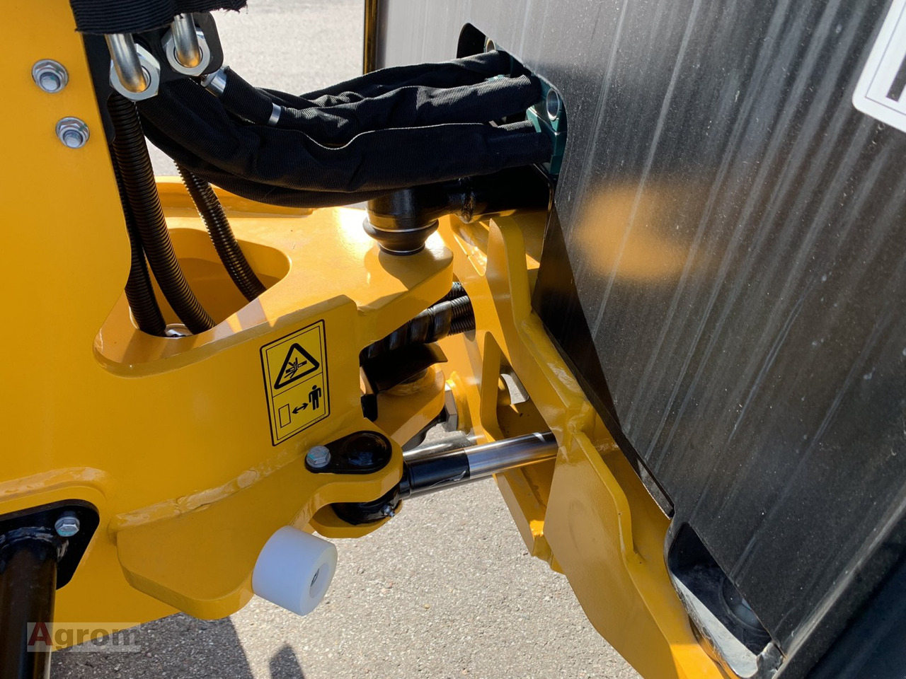 Zglobni utovarivač novi JCB 403: slika 10