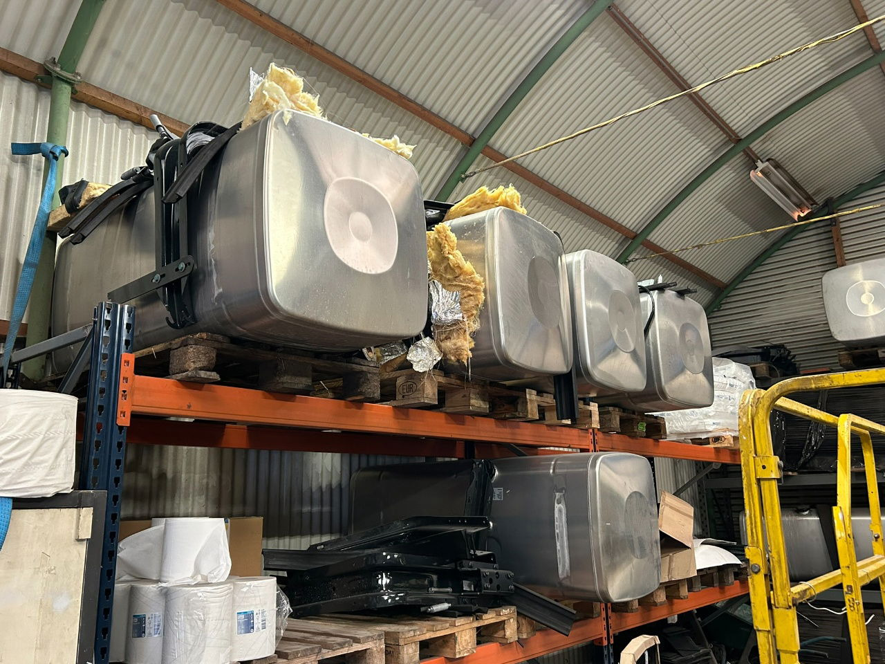 MAN 4 x Man 710 ltr tank orgineel / incl steunen / parts nr 81.12201-6949 160x70 - Rezervoar za gorivo: slika 2 MAN 4 x Man 710 ltr tank orgineel / incl steunen / parts nr 81.12201-6949 160x70 - Rezervoar za gorivo: slika 2