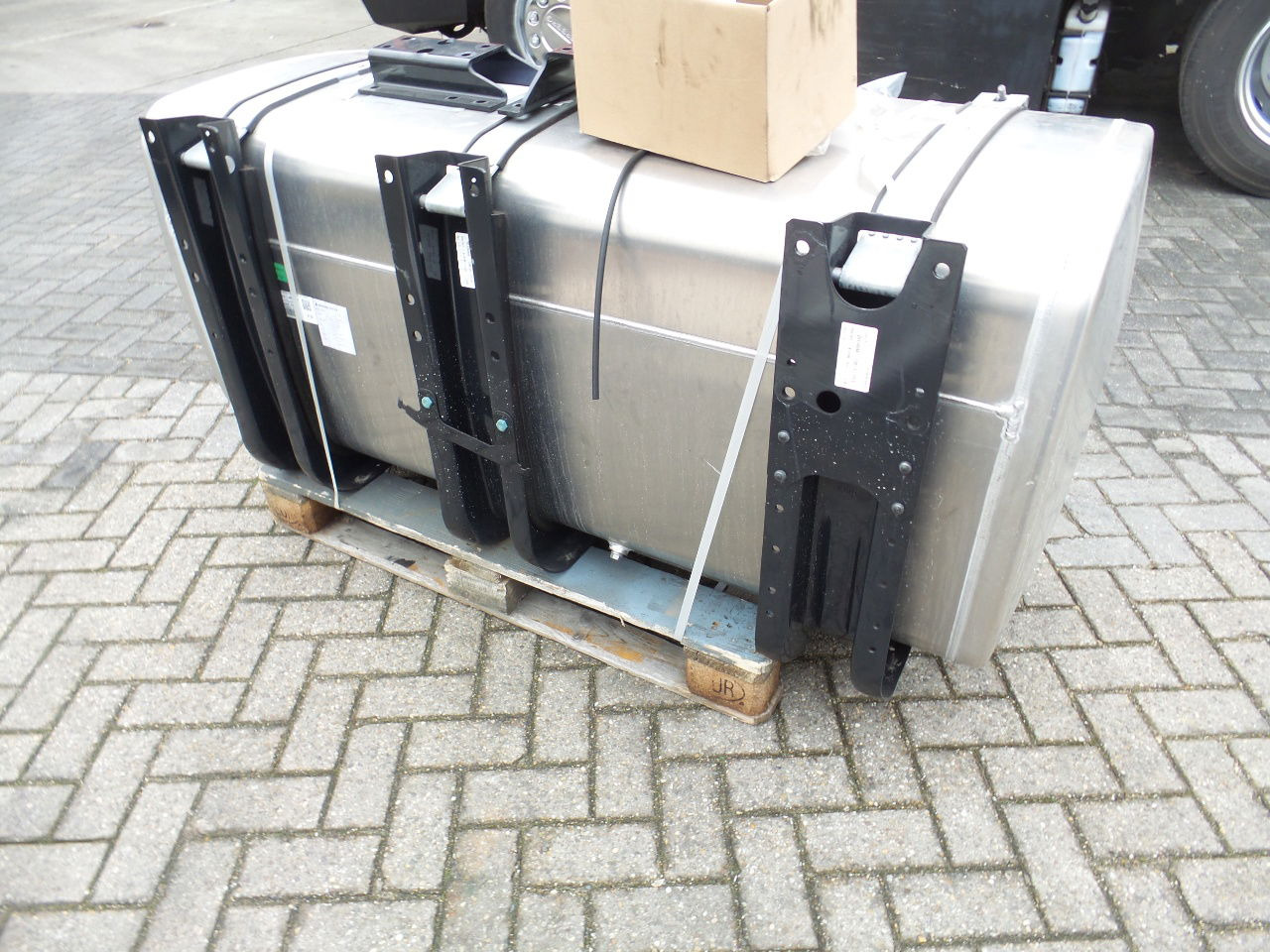 MAN 4 x Man 710 ltr tank orgineel / incl steunen / parts nr 81.12201-6949 160x70 - Rezervoar za gorivo: slika 4 MAN 4 x Man 710 ltr tank orgineel / incl steunen / parts nr 81.12201-6949 160x70 - Rezervoar za gorivo: slika 4