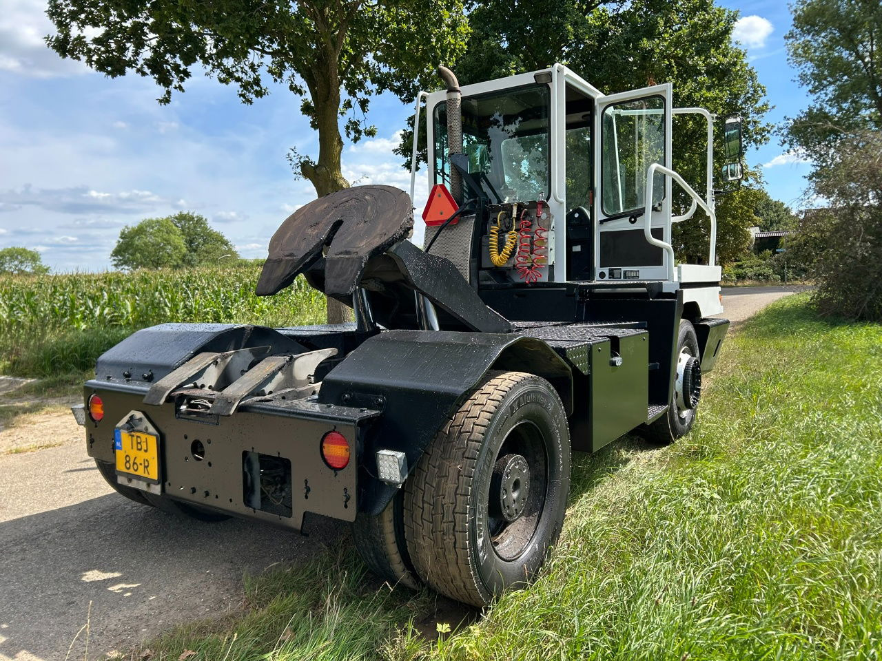 Terberg YT 182 terminal truck / Airco / Naafreductie / Cummins 173 kw - Terminalni traktor: slika 5 Terberg YT 182 terminal truck / Airco / Naafreductie / Cummins 173 kw - Terminalni traktor: slika 5