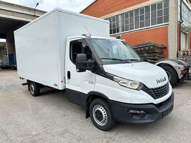 Iveco 35S16 - Dostavno vozilo sa zatvorenim sandukom: slika 1 Iveco 35S16 - Dostavno vozilo sa zatvorenim sandukom: slika 1