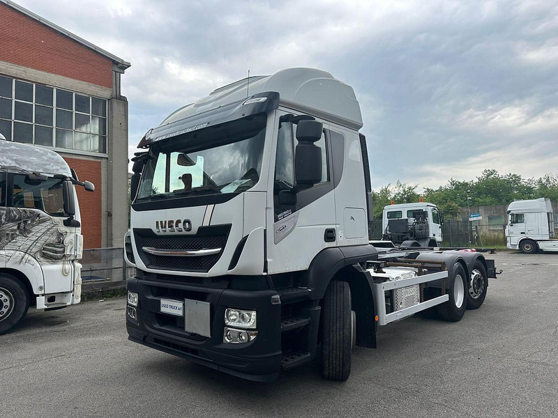 Iveco Stralis 460 - Kamion sa golom šasijom i zatvorenom kabinom: slika 1 Iveco Stralis 460 - Kamion sa golom šasijom i zatvorenom kabinom: slika 1