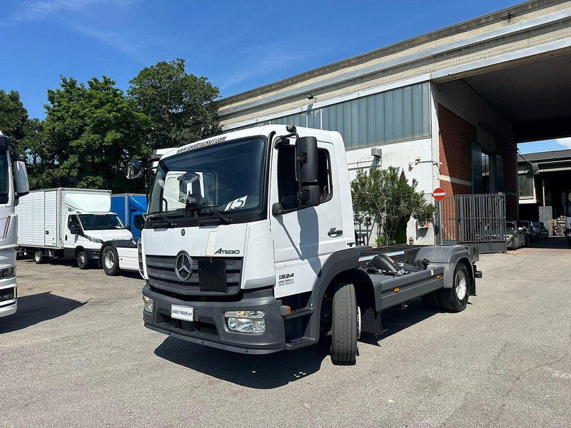 Mercedes-Benz Atego 13.23 - Kamion sa golom šasijom i zatvorenom kabinom: slika 1 Mercedes-Benz Atego 13.23 - Kamion sa golom šasijom i zatvorenom kabinom: slika 1