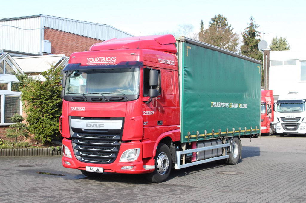 Daf XF 460 Space Cab Plane-Jumbo Retarder Hubdach - Kamion sa ceradom: slika 1 Daf XF 460 Space Cab Plane-Jumbo Retarder Hubdach - Kamion sa ceradom: slika 1