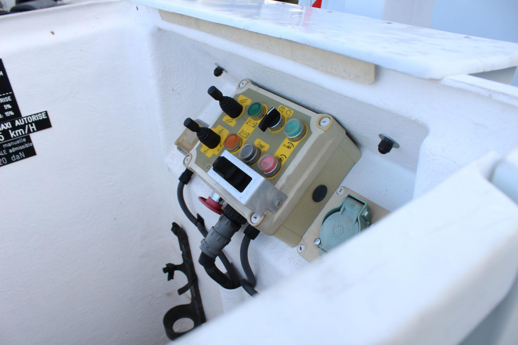 Renault Master Comilev 100TF1 10m Klima nur 167h HU-UVV - Vazdušna platforma montirana na kamion: slika 3 Renault Master Comilev 100TF1 10m Klima nur 167h HU-UVV - Vazdušna platforma montirana na kamion: slika 3