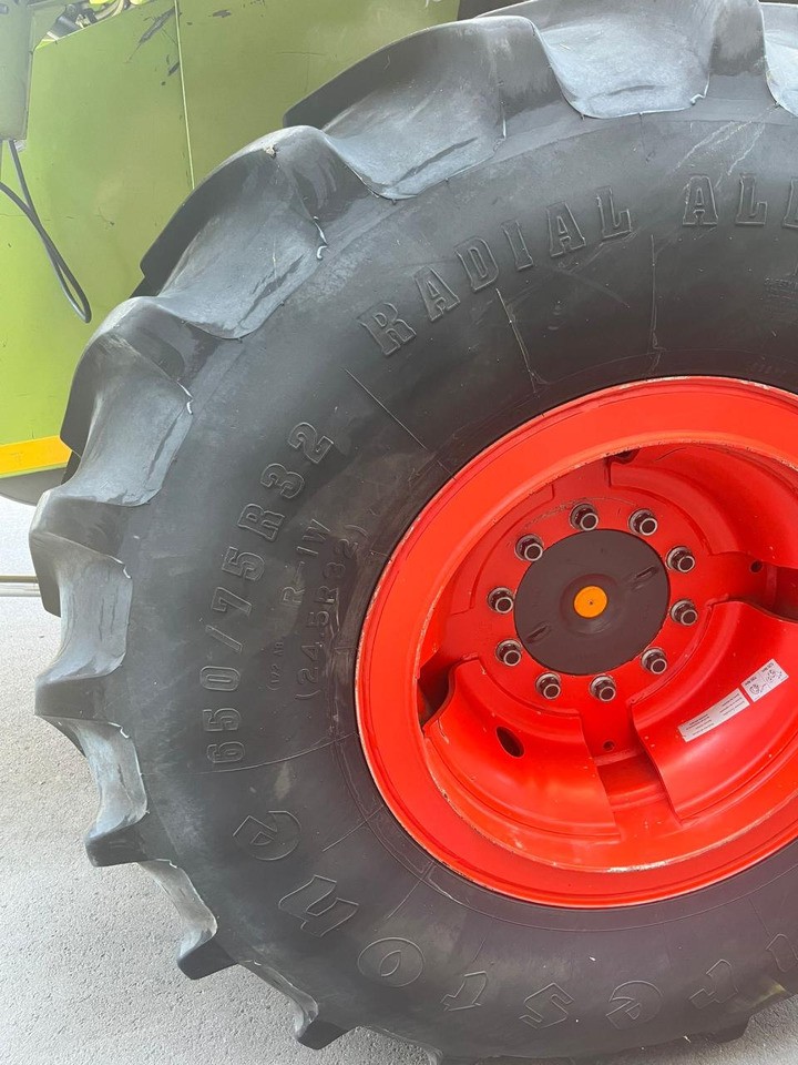 CLAAS Lexion verstärkte Felgen mit 650/75 R32 - Kombinovani kombajn: slika 4 CLAAS Lexion verstärkte Felgen mit 650/75 R32 - Kombinovani kombajn: slika 4