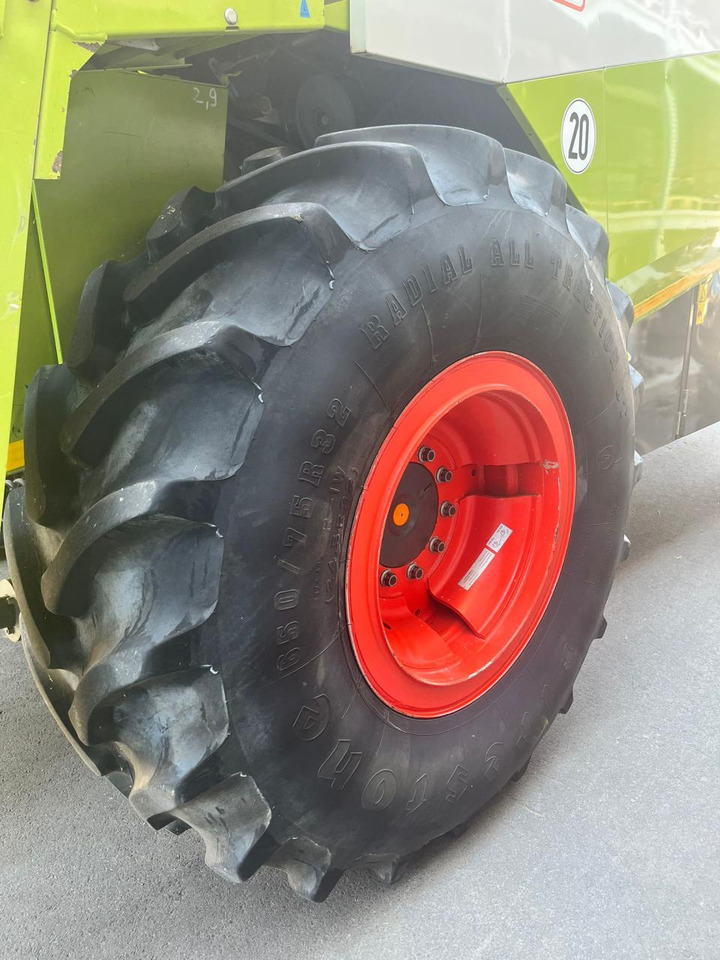 CLAAS Lexion verstärkte Felgen mit 650/75 R32 - Kombinovani kombajn: slika 3 CLAAS Lexion verstärkte Felgen mit 650/75 R32 - Kombinovani kombajn: slika 3