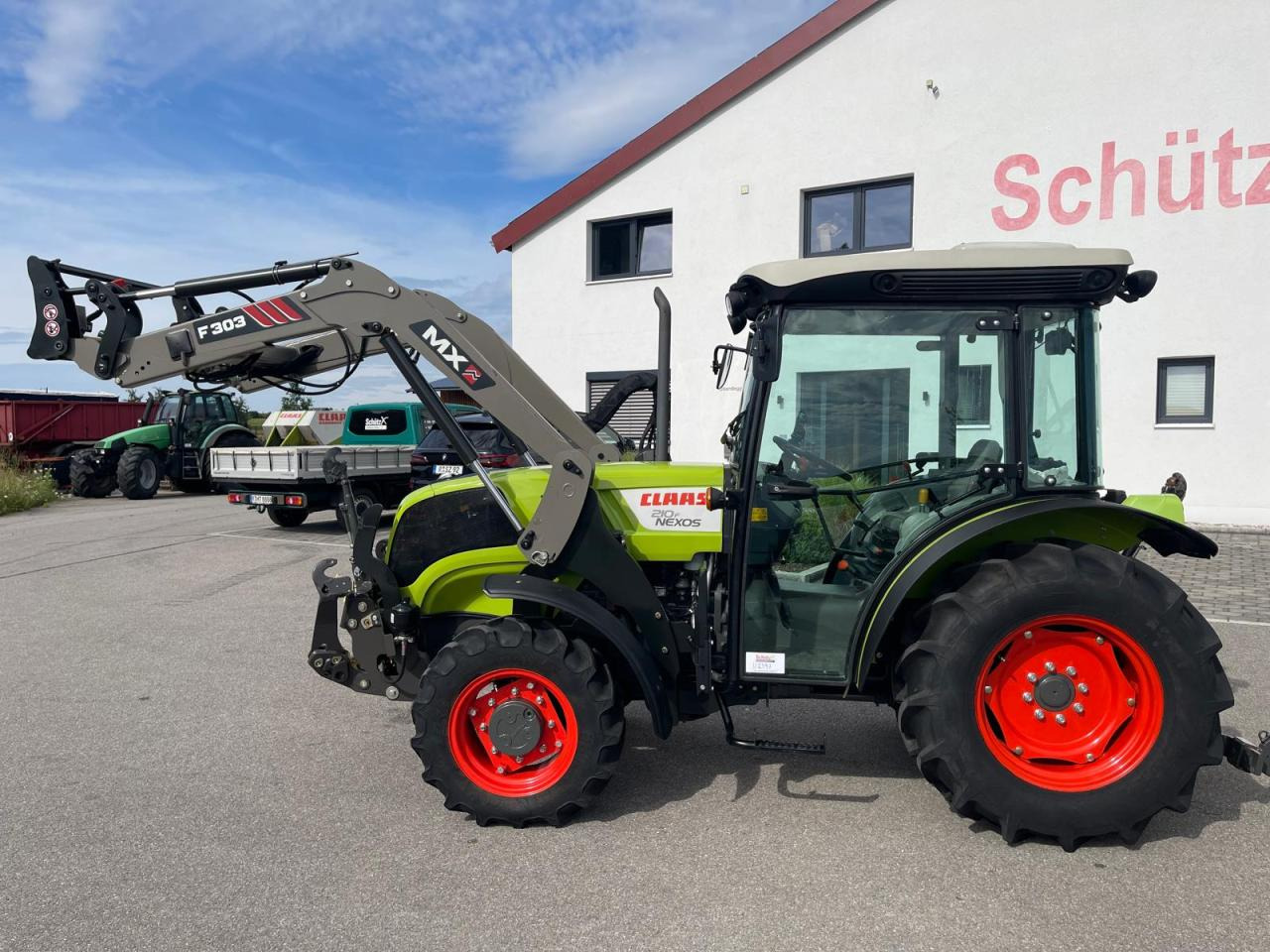 CLAAS Nexos 210 mit Frontlader und Frontzapfwelle, erst 236 Betriebsstunden, neuwertiger Zustand - Traktor: slika 2 CLAAS Nexos 210 mit Frontlader und Frontzapfwelle, erst 236 Betriebsstunden, neuwertiger Zustand - Traktor: slika 2