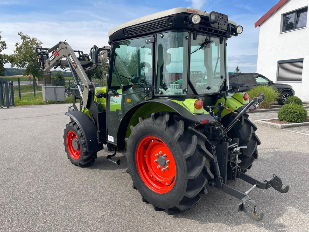 CLAAS Nexos 210 mit Frontlader und Frontzapfwelle, erst 236 Betriebsstunden, neuwertiger Zustand - Traktor: slika 3 CLAAS Nexos 210 mit Frontlader und Frontzapfwelle, erst 236 Betriebsstunden, neuwertiger Zustand - Traktor: slika 3