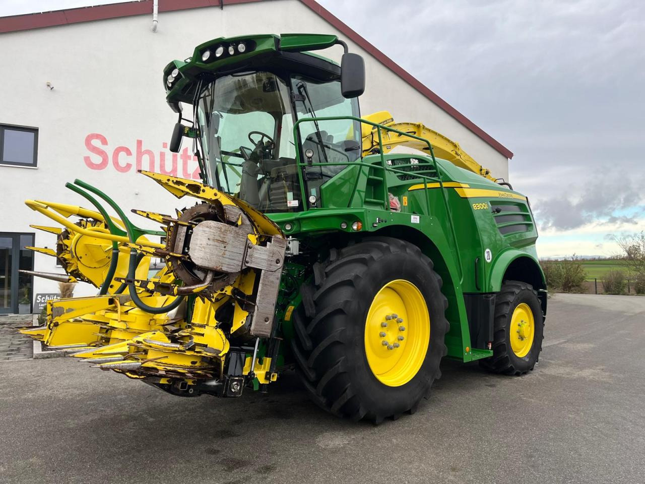 John Deere 8300i Feldhäcksler, Harvestlap, Pickup, Kemper, erst 910 Betriebsstunden, Baujahr 2018 - Kombajn za stočnu hranu: slika 1 John Deere 8300i Feldhäcksler, Harvestlap, Pickup, Kemper, erst 910 Betriebsstunden, Baujahr 2018 - Kombajn za stočnu hranu: slika 1