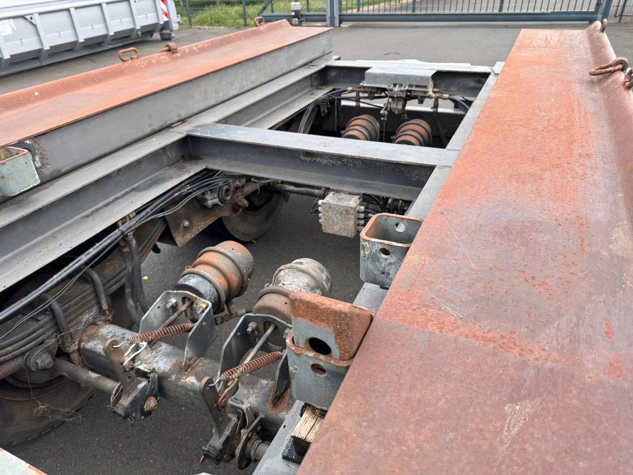 Hüffermann HMA 24.24 3- Achs- Blattfederung - Abrol/ Autopodizač prikolica: slika 4 Hüffermann HMA 24.24 3- Achs- Blattfederung - Abrol/ Autopodizač prikolica: slika 4