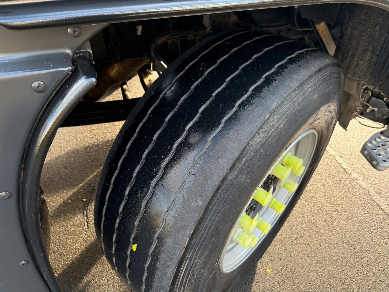 MAN TGS 35.360 8x2 Fahrgestell - Kamion sa golom šasijom i zatvorenom kabinom: slika 4 MAN TGS 35.360 8x2 Fahrgestell - Kamion sa golom šasijom i zatvorenom kabinom: slika 4