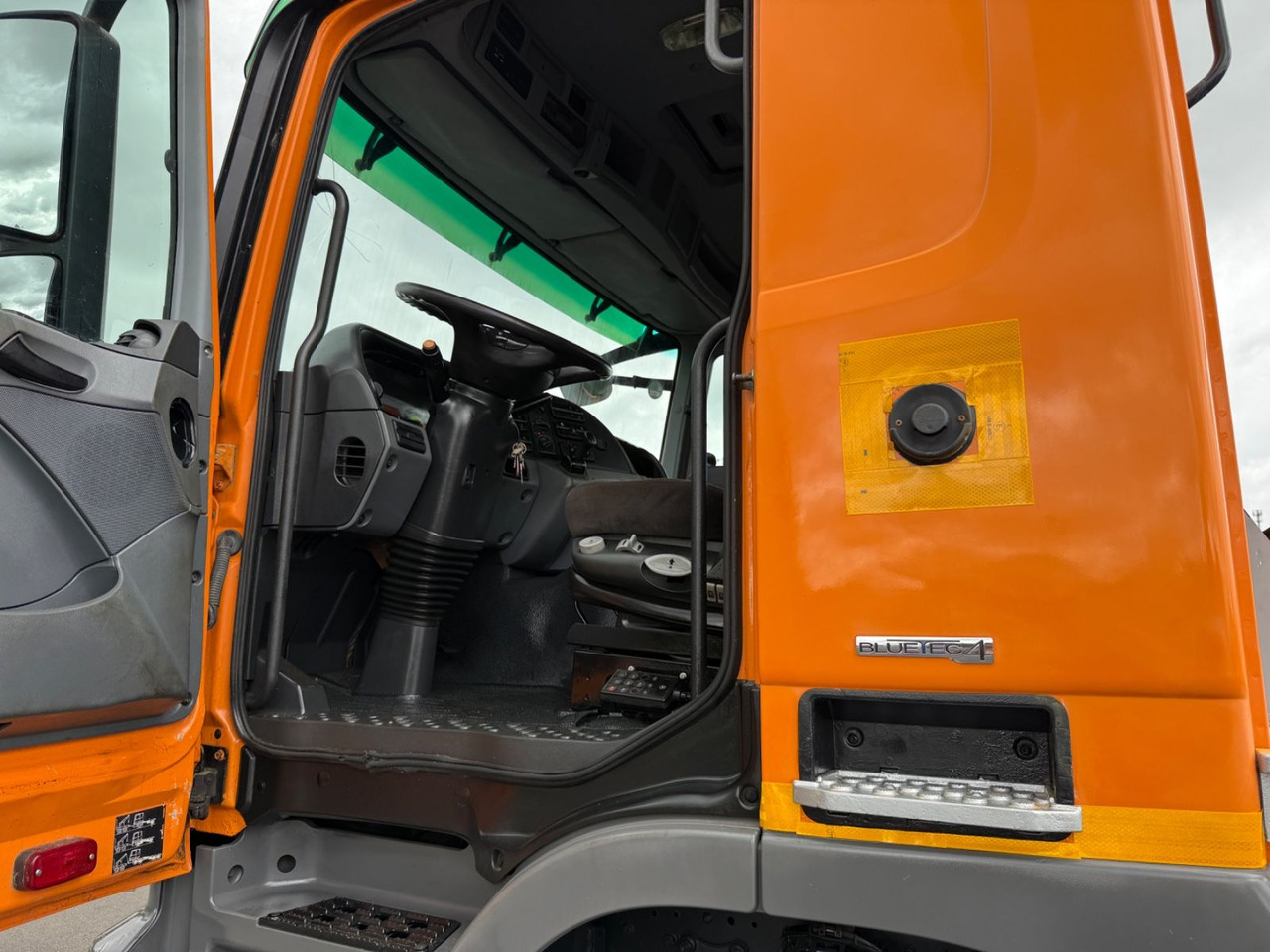 Mercedes-Benz Actros 3341 6x6 Hydraulikpumpe + Tank - Kamion sa golom šasijom i zatvorenom kabinom: slika 3 Mercedes-Benz Actros 3341 6x6 Hydraulikpumpe + Tank - Kamion sa golom šasijom i zatvorenom kabinom: slika 3