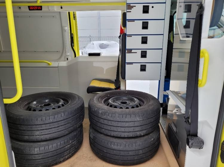 FORD TRANSIT 2,0TDI AMBULANCE KLIMA 4.2018 EURO 6, 3 UNITS - Vozilo hitne pomoći: slika 5 FORD TRANSIT 2,0TDI AMBULANCE KLIMA 4.2018 EURO 6, 3 UNITS - Vozilo hitne pomoći: slika 5