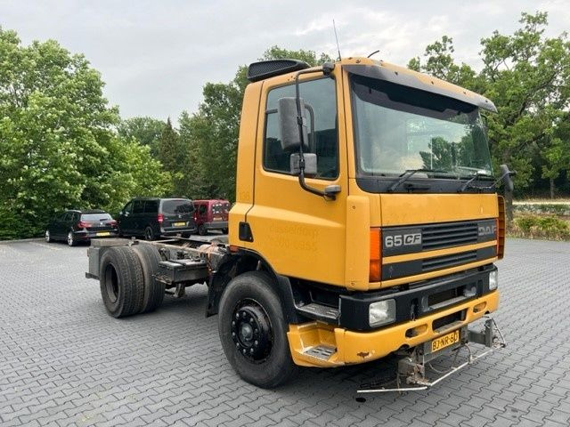 DAF CF 65 FA65.210 CF Right Hand Drive - Kamion sa golom šasijom i zatvorenom kabinom: slika 1 DAF CF 65 FA65.210 CF Right Hand Drive - Kamion sa golom šasijom i zatvorenom kabinom: slika 1