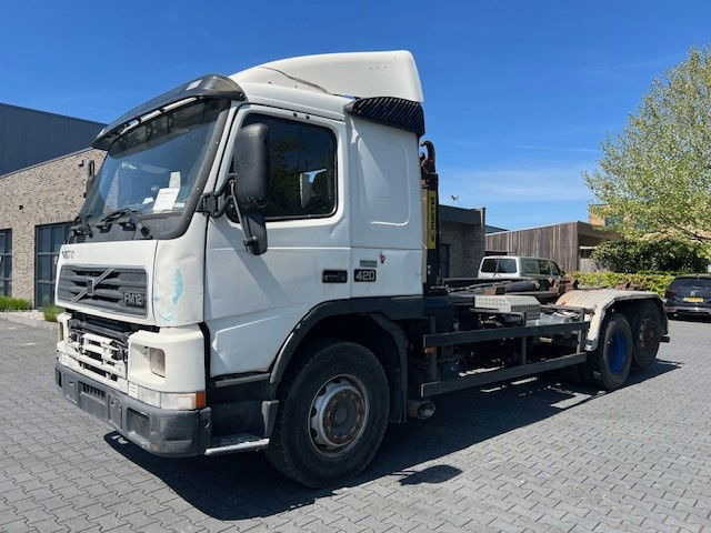 Volvo FM 12.420 FM12.420 6x2 - Kamion sa golom šasijom i zatvorenom kabinom: slika 1 Volvo FM 12.420 FM12.420 6x2 - Kamion sa golom šasijom i zatvorenom kabinom: slika 1