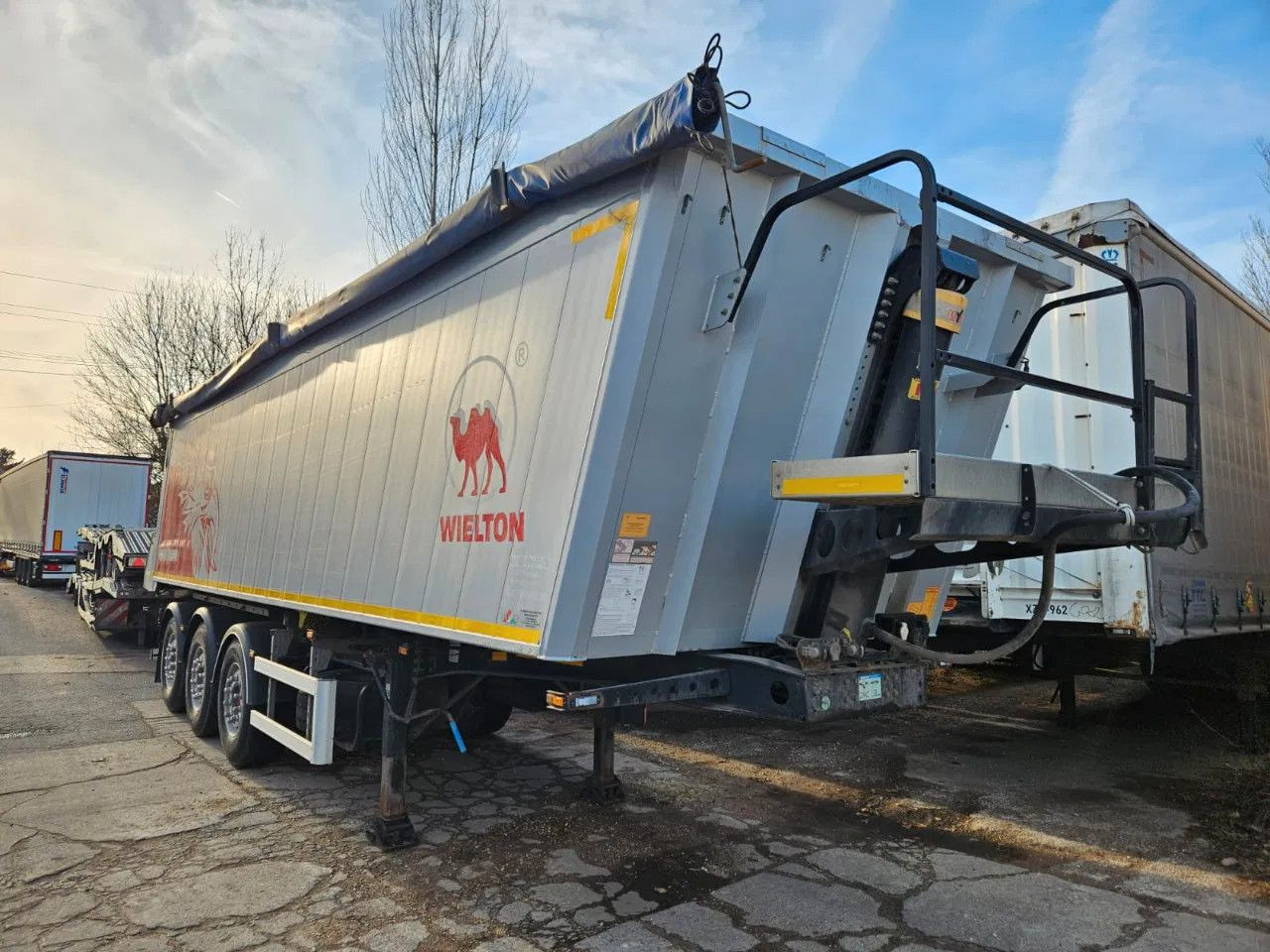 Wielton NW-3 38m3 Lifting Axle, Alloy w. 2 units in stoc - Poluprikolica istovarivača: slika 1 Wielton NW-3 38m3 Lifting Axle, Alloy w. 2 units in stoc - Poluprikolica istovarivača: slika 1