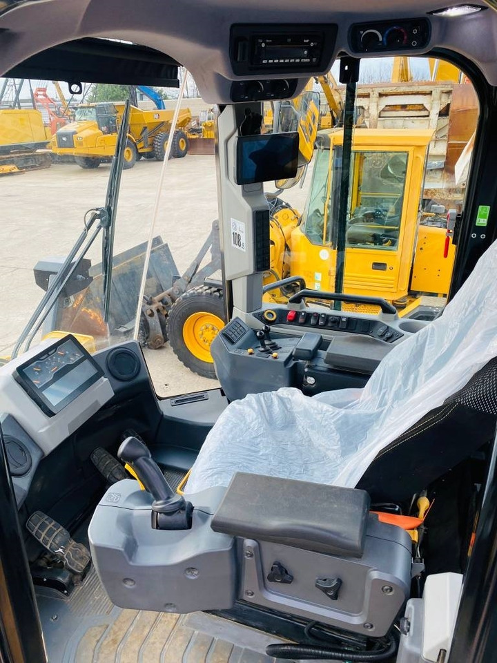 Utovarivač točkaš CAT 972: slika 7