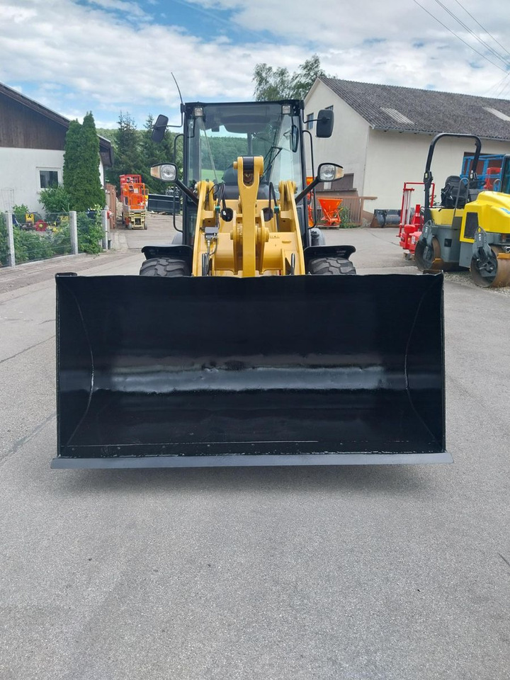 CAT 906H - Utovarivač točkaš: slika 2 CAT 906H - Utovarivač točkaš: slika 2