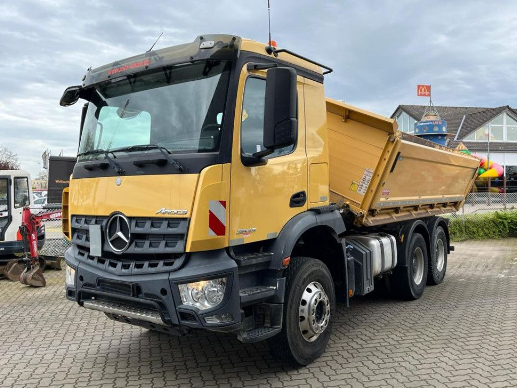 Mercedes-Benz Arocs 2643 K 6x4 3-Achs Kipper Blatt/Blatt, AP A - Istovarivač: slika 1 Mercedes-Benz Arocs 2643 K 6x4 3-Achs Kipper Blatt/Blatt, AP A - Istovarivač: slika 1