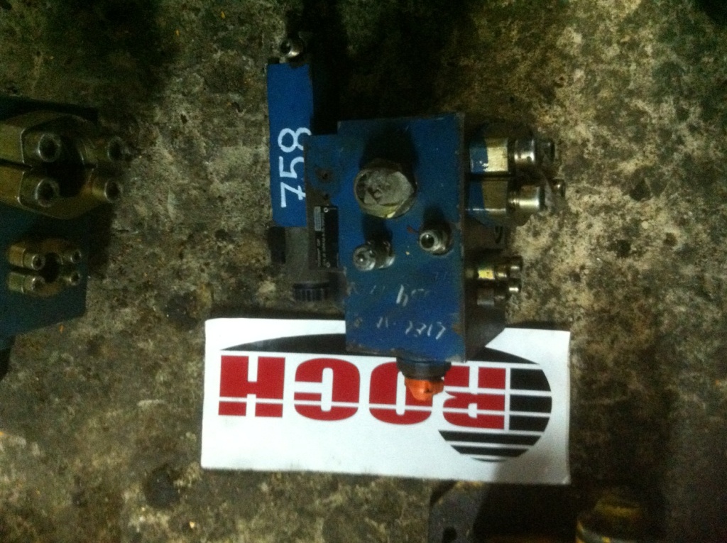 MANNESMANN REXROTH MHRCM25D2/EG26C1M 0002024 0929549 Q44 LFA25PZWA2-3-70/315P250 + 4WE6 D61/EG26C4 S0793 00932729 Q40 + CEWKA 069998 347 26VDC 1,15 - Hidraulični ventil za Utovarivač točkaš: slika 1 MANNESMANN REXROTH MHRCM25D2/EG26C1M 0002024 0929549 Q44 LFA25PZWA2-3-70/315P250 + 4WE6 D61/EG26C4 S0793 00932729 Q40 + CEWKA 069998 347 26VDC 1,15 - Hidraulični ventil za Utovarivač točkaš: slika 1