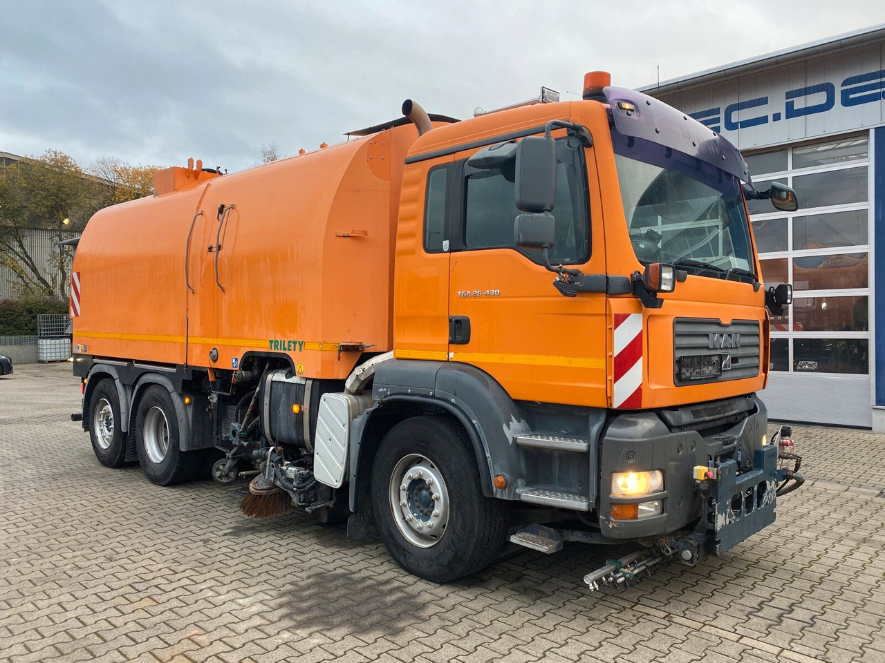 MAN TGA 26.430 6x2-2 LL - Kamion sa golom šasijom i zatvorenom kabinom: slika 1 MAN TGA 26.430 6x2-2 LL - Kamion sa golom šasijom i zatvorenom kabinom: slika 1