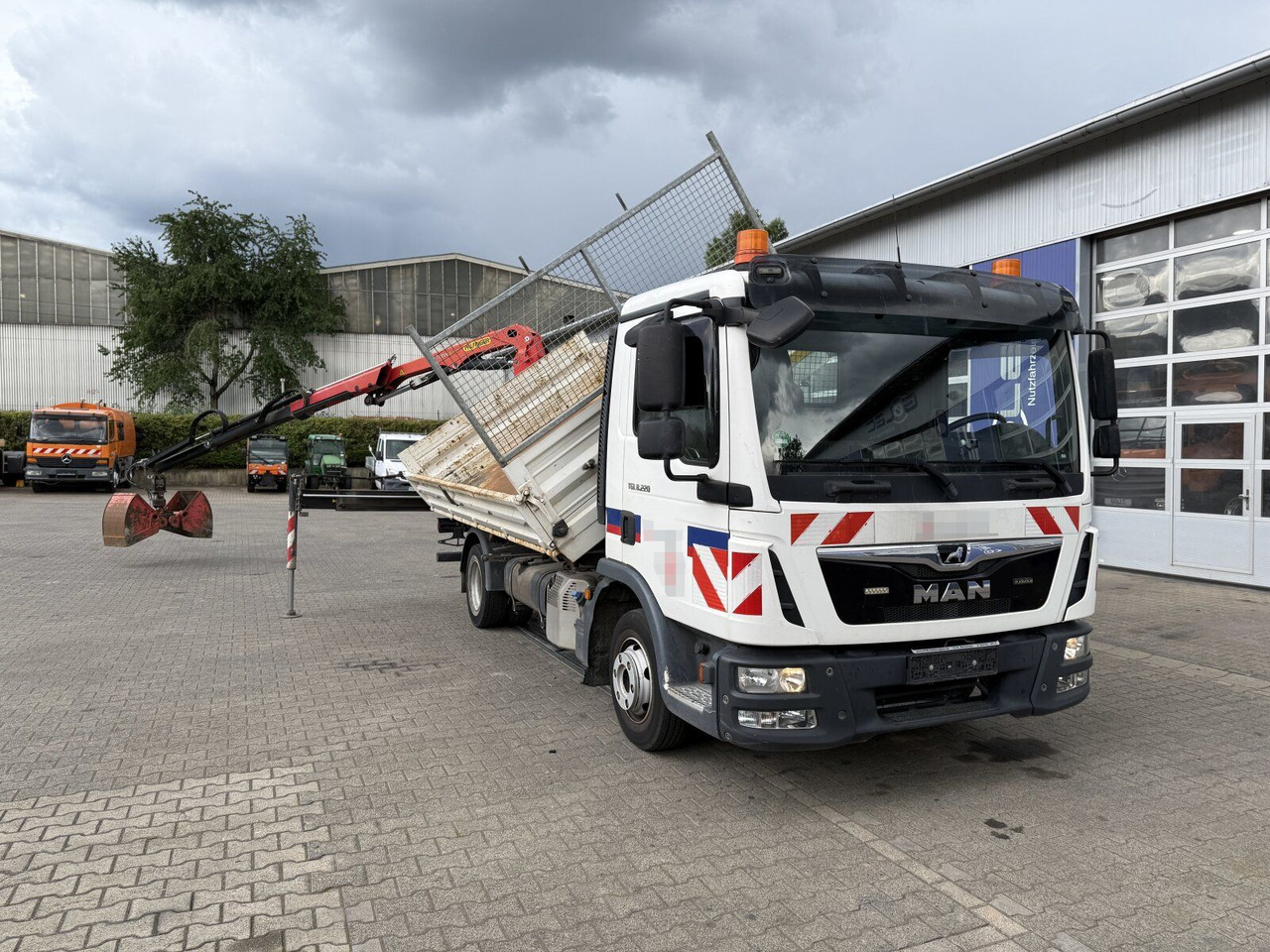 MAN TGL 8.220 4x2 Kipper Kran Palfinger 7.001-K A - Dostavno vozilo istovarivač: slika 2 MAN TGL 8.220 4x2 Kipper Kran Palfinger 7.001-K A - Dostavno vozilo istovarivač: slika 2
