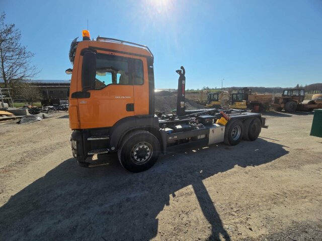 MAN TGS 26.500 6x6H Abrollkipper HIAB - Kamion sa hidrauličnom kukom, Kamion sa dizalicom: slika 1 MAN TGS 26.500 6x6H Abrollkipper HIAB - Kamion sa hidrauličnom kukom, Kamion sa dizalicom: slika 1