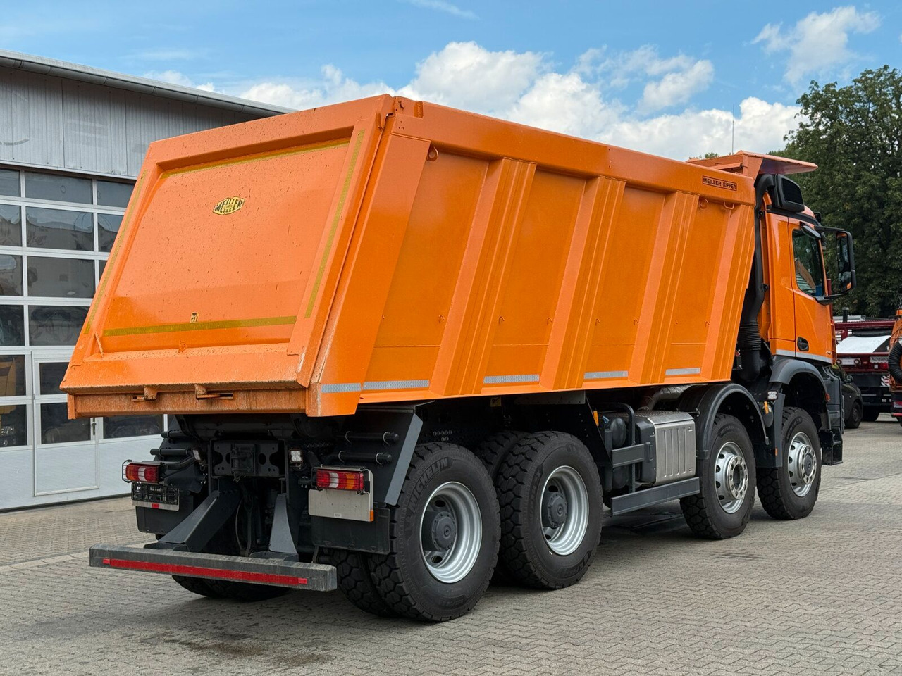 Mercedes-Benz AROCS 4851 8x6 Euro 6 Gesteinkipper MEILLER 25m³ - Istovarivač: slika 3 Mercedes-Benz AROCS 4851 8x6 Euro 6 Gesteinkipper MEILLER 25m³ - Istovarivač: slika 3