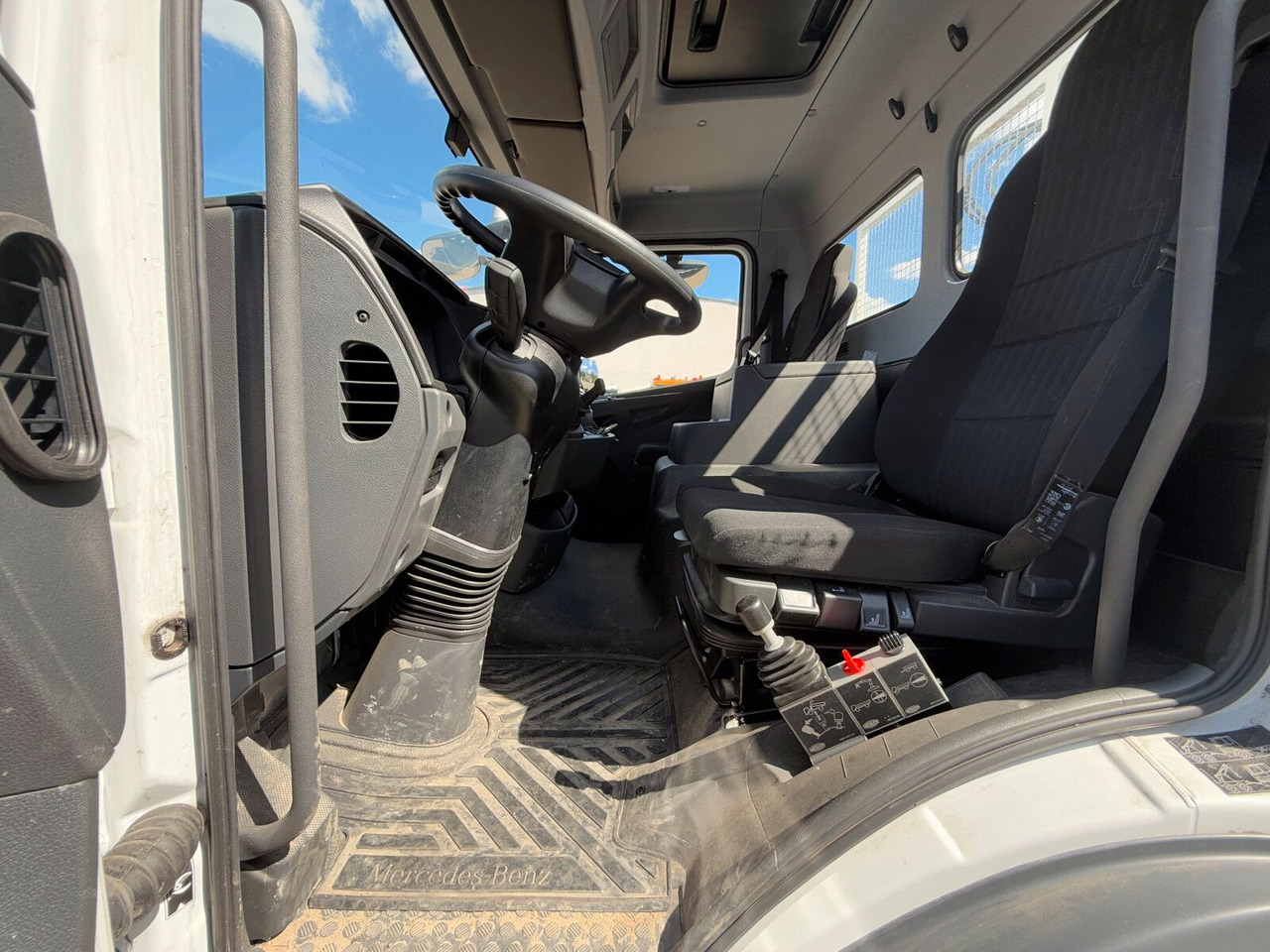 Kamion sa dizalicom Mercedes-Benz ATEGO 818 4x2 Euro 6 Kipper Kran FASSI F65B.0.22: slika 13