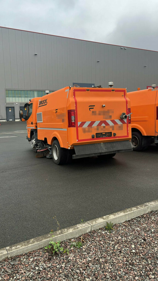 Mitsubishi Canter FUSO Kehrmaschine BROCK SL140 4 m³ - Autočistilica: slika 5 Mitsubishi Canter FUSO Kehrmaschine BROCK SL140 4 m³ - Autočistilica: slika 5