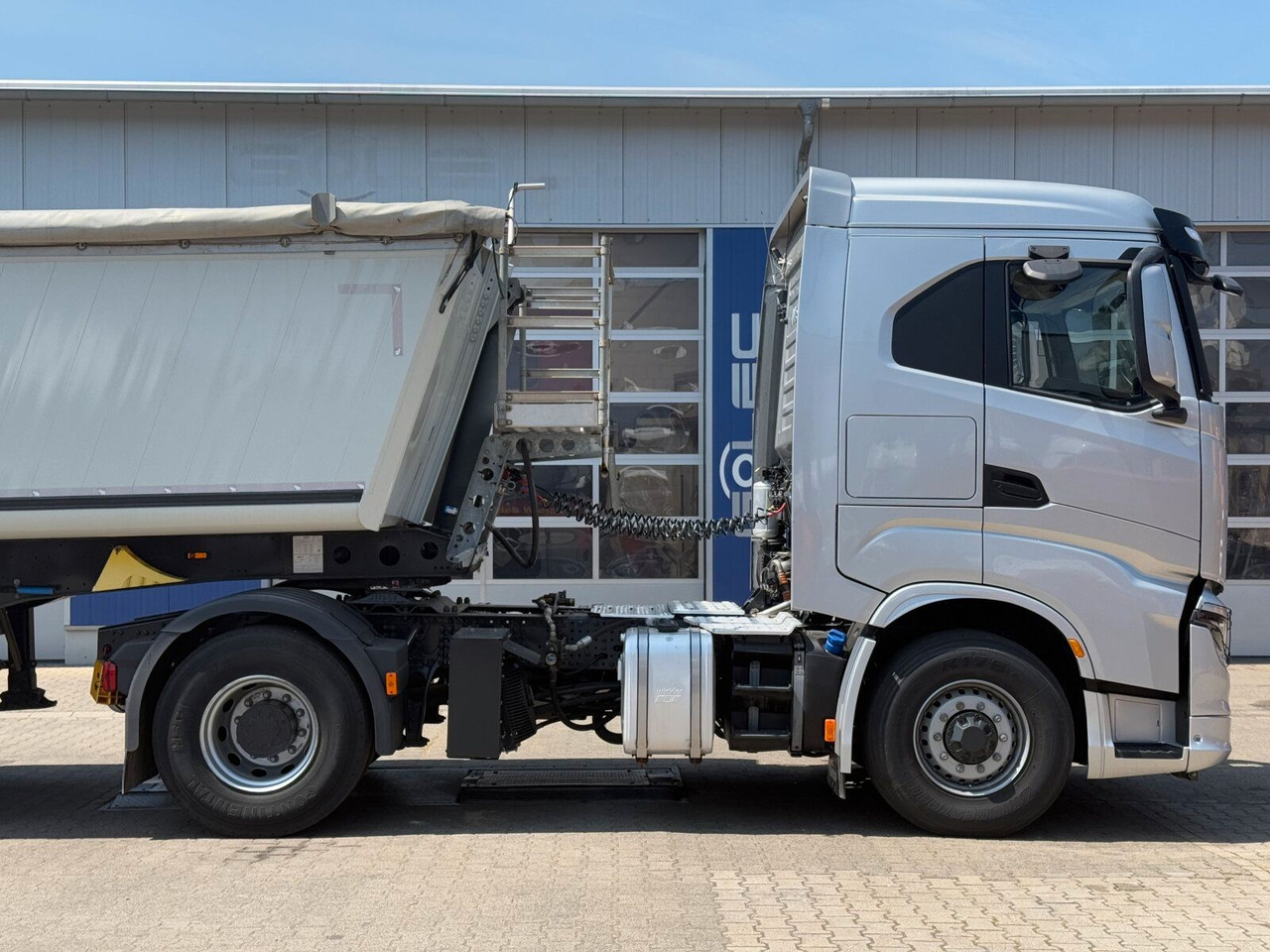 Iveco S-WAY 4x4H Zugmaschine Euro 6 *Kippauflieger - Tegljač: slika 3 Iveco S-WAY 4x4H Zugmaschine Euro 6 *Kippauflieger - Tegljač: slika 3