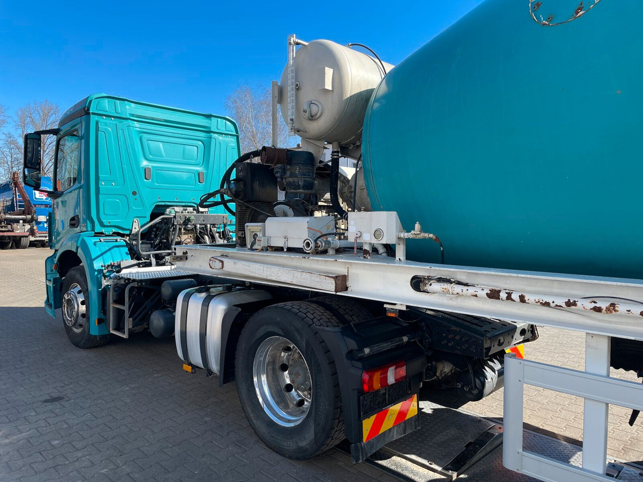 Mercedes-Benz Antos 2136 4x2 SZM Retarder Kipphyd. *Betonaufl. - Tegljač: slika 4 Mercedes-Benz Antos 2136 4x2 SZM Retarder Kipphyd. *Betonaufl. - Tegljač: slika 4