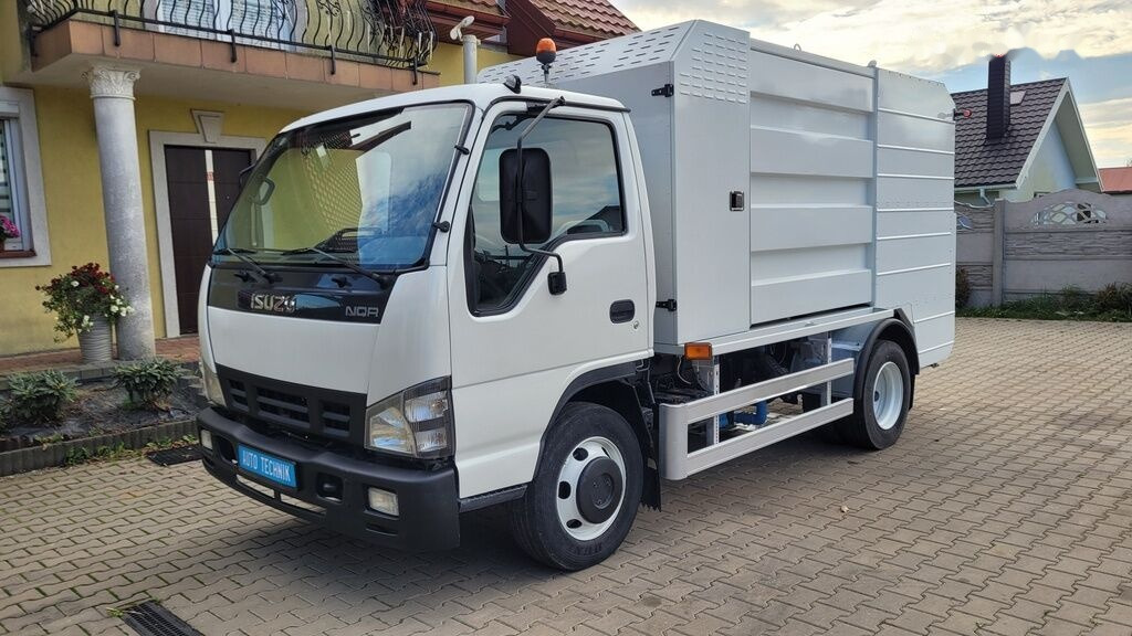 Isuzu NQR75 Container washer laveuse lavacassonetti myjka - Kamion za smeće: slika 4 Isuzu NQR75 Container washer laveuse lavacassonetti myjka - Kamion za smeće: slika 4