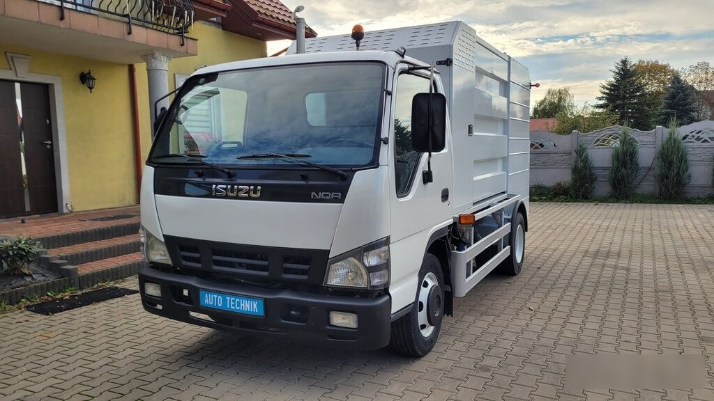 Isuzu NQR75 Container washer laveuse lavacassonetti myjka - Kamion za smeće: slika 3 Isuzu NQR75 Container washer laveuse lavacassonetti myjka - Kamion za smeće: slika 3