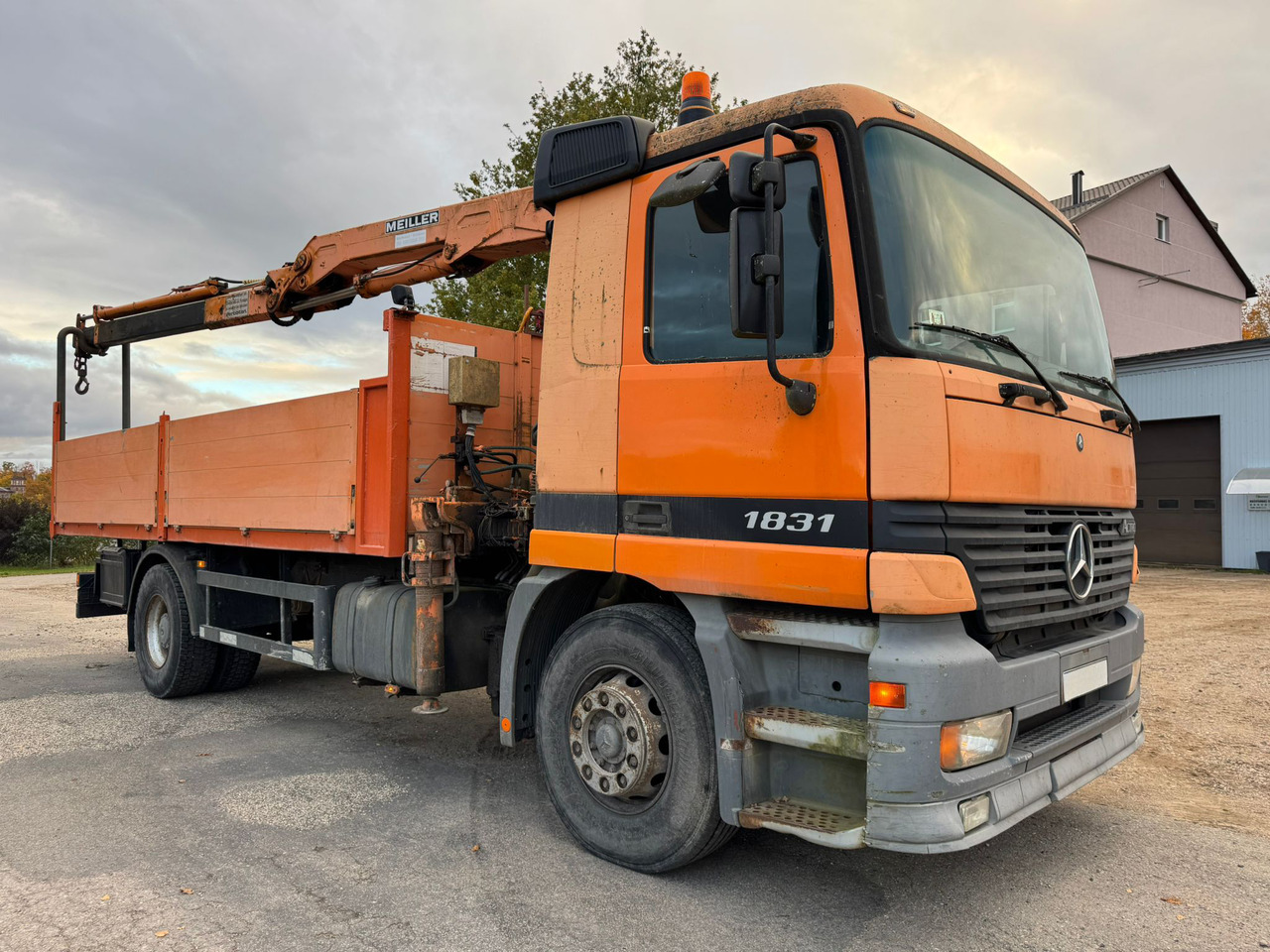 Kamion sa tovarnim sandukom MERCEDES-BENZ 1831: slika 1